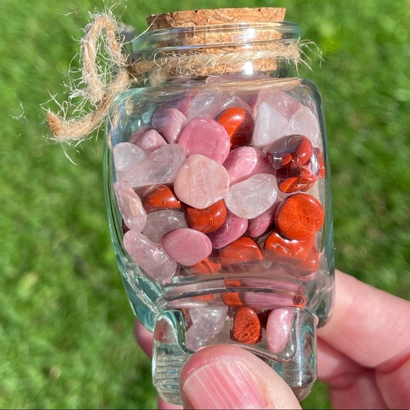 Heart shaped glass bottle with rhodonite, rose quartz, and red jasper chips - Picture 5 of 5